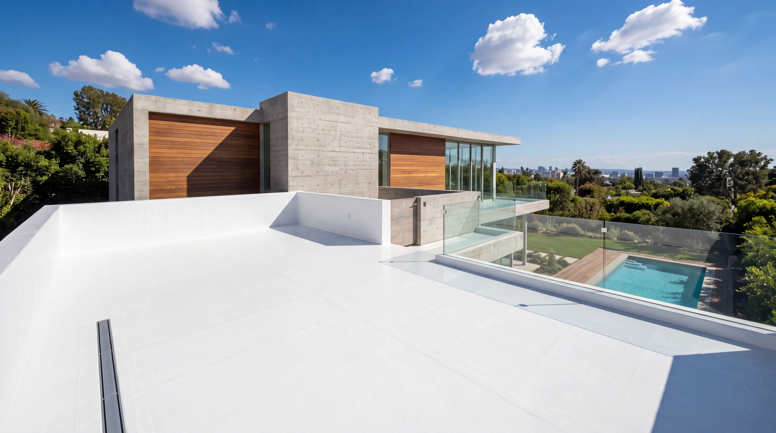 Azotea de una casa moderna impermeabilizada con membrana líquida blanca continua