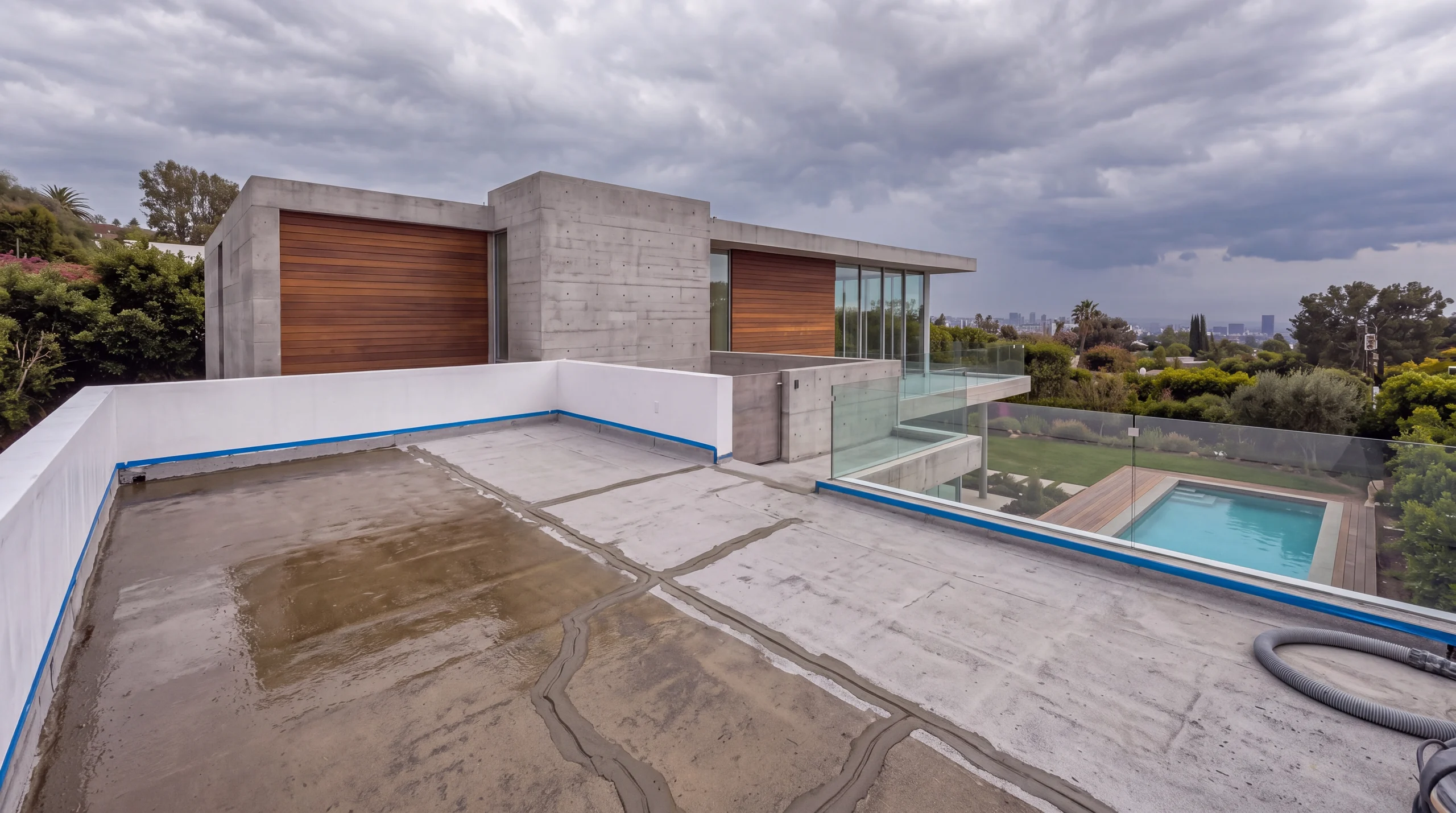 La misma terraza con la superficie amolada, fisuras reparadas e imprimación