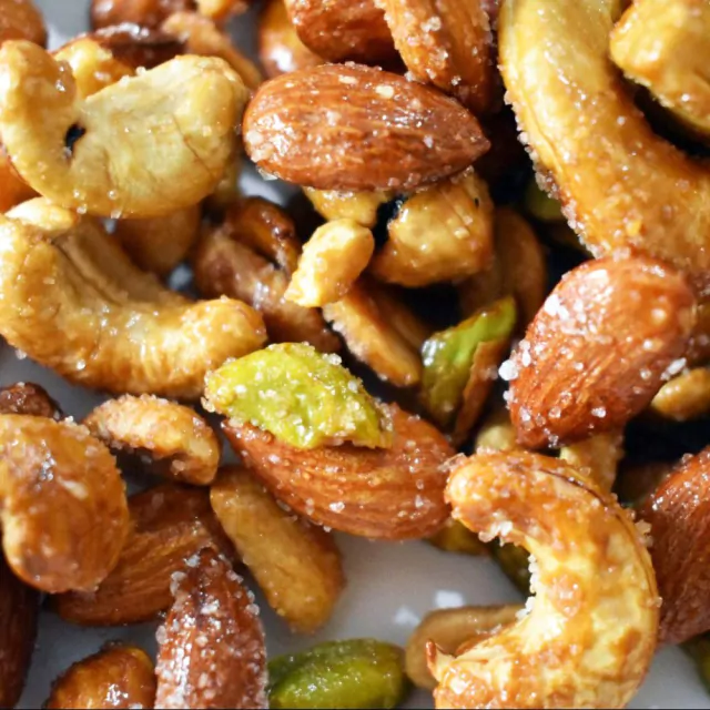 Pistacho y almendras con miel y sal