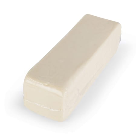 Barra de Queso Manchego sobre tabla de madera, Mr. Elite Cheese