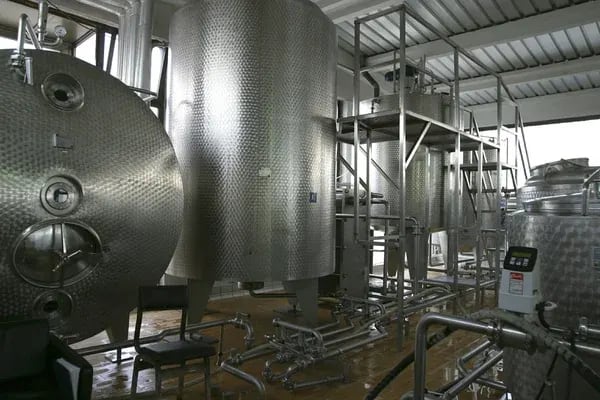 Línea de producción de acero inoxidable en la planta de quesos de Saori Food