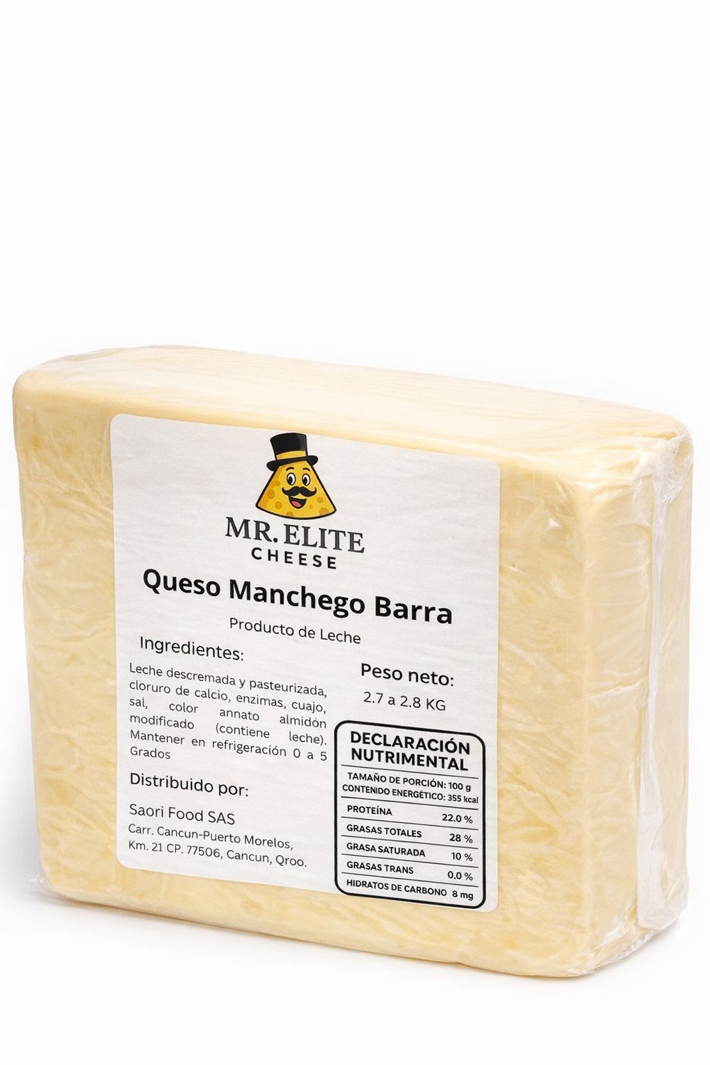 Queso fresco rebanado sobre tabla de madera con vegetales