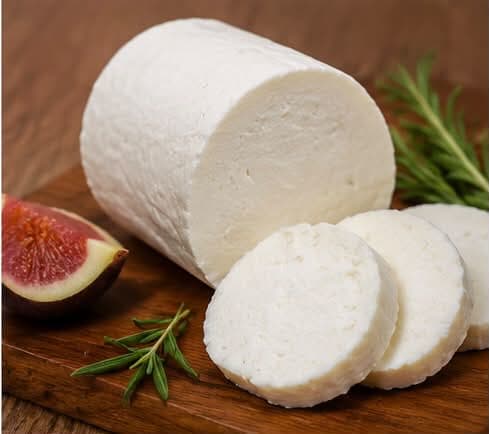 Queso fresco con higos y romero, presentación gourmet